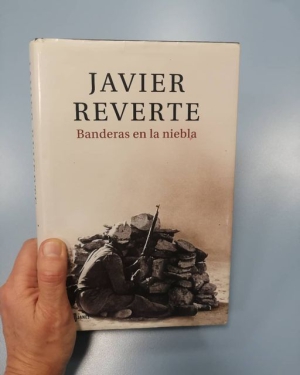 BANDERAS EN LA NIEBLA de Javier Reverte