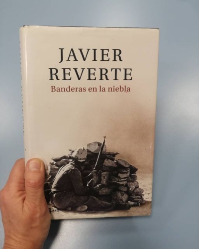 BANDERAS EN LA NIEBLA de Javier Reverte