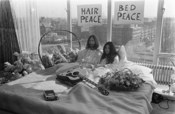 &quot;LA  VIDA  EN  PIJAMA  de  JOHN y YOKO&quot;