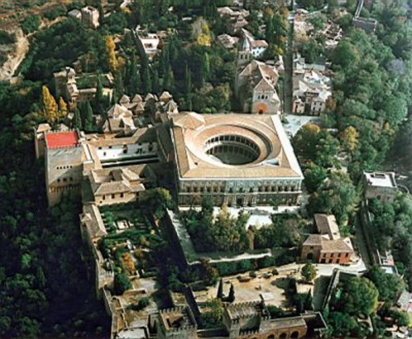 ¿Por qué  la  planta  del  Palacio  de  Carlos V, es  un  circulo  inscrito  en  un  cuadrado?