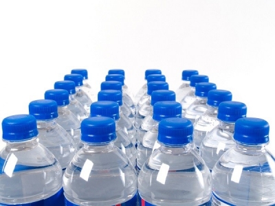 ¿ RELLENAS TU BOTELLA DE AGUA MINERAL?