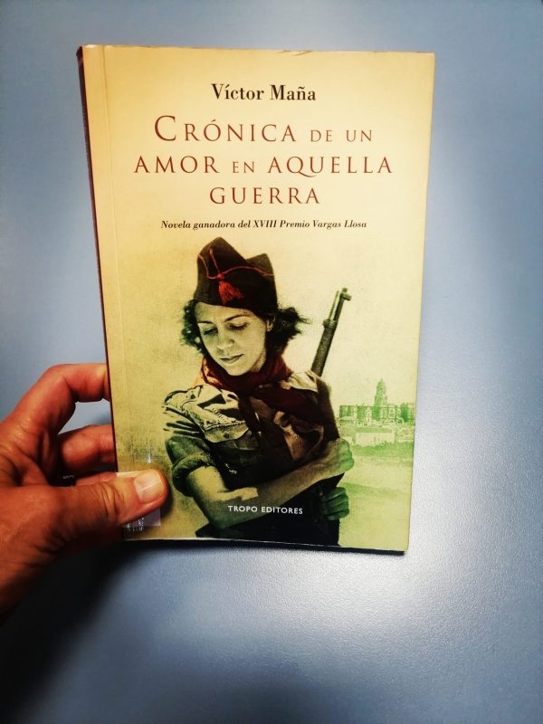 CRONICA DE UN AMOR EN AQUELLA GUERRA de VÍCTOR MAÑA