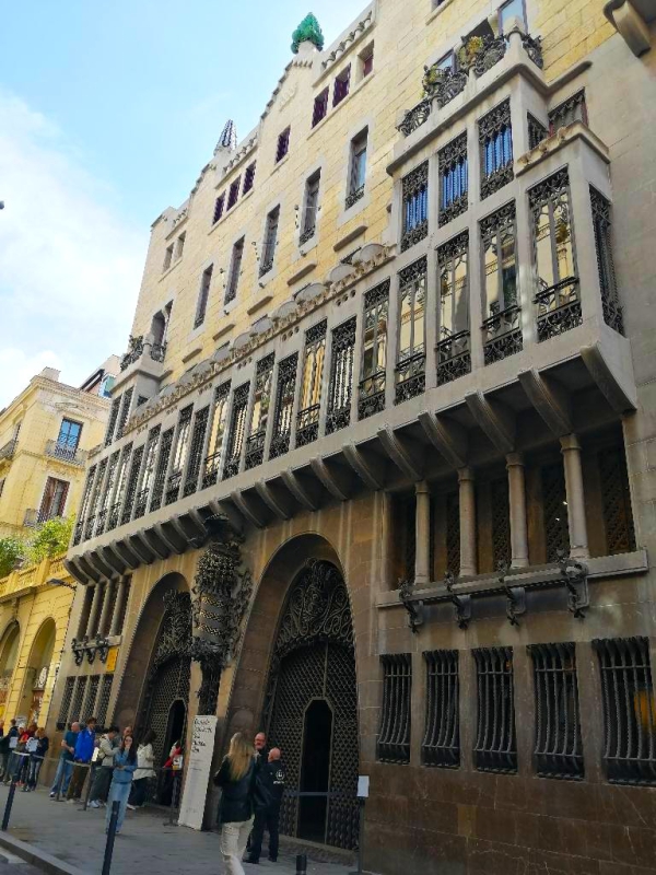 EL PALAU GÜELL: SU SÓTANO, la mejor magia gaudiana